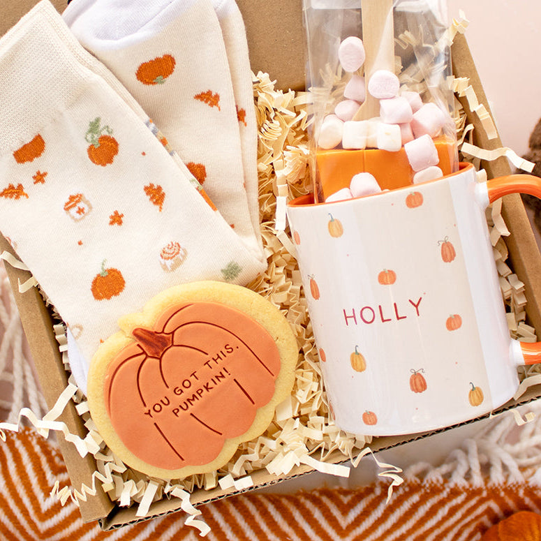 TREATBOX PRESENTS A GIFT BOX FEATURING PUMPKIN THEMED MUG, PUMPKIN HOT CHOCOLATE, PUMPKIN ICED BISCUIT AND PUMPKIN SOCKS